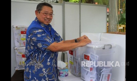  Presiden keenam RI Susilo Bambang Yudhoyono (SBY)  menggunakan hak pilihnya untuk Pemilu 2019 di National University Hospital Singapura, Ahad (14/4).