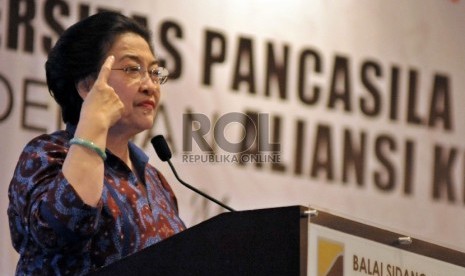 Presiden kelima Indonesia Megawati Soekarnoputri beraudiensi saat menjadi pembicara dalam seminar nasional dan bedah buku Revolusi Pancasila di Jakarta Convention Center, Senayan, Jakarta, Selasa (27/10). 