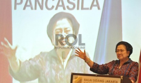 Presiden kelima Indonesia Megawati Soekarnoputri beraudiensi saat menjadi pembicara dalam seminar nasional dan bedah buku Revolusi Pancasila di Jakarta Convention Center, Senayan, Jakarta, Selasa (27/10). 