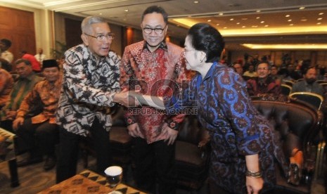 Presiden kelima Indonesia Megawati Soekarnoputri ( kanan) berjabat tangan dengan Mantan Wakil Presiden Try Sutrisno (kiri) disaksikan Ketua MPR Zulkifli Hasan (tengah) usai seminar nasional dan bedah buku Revolusi Pancasila di Jakarta Convention Center, Se