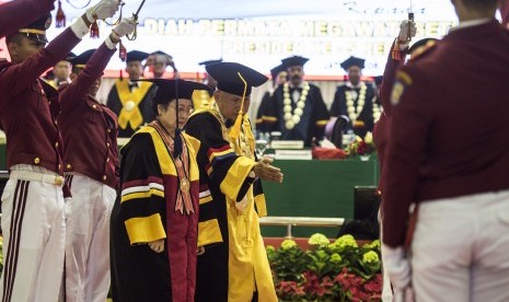 Presiden Kelima Megawati Soekarnoputri (kiri) didampingi Rektor Institut Pemerintahan Dalam Negeri (IPDN) Ermaya Suradinata (kanan) berjalan menuju prosesi Penganugerahan gelar Doktor Honoris Causa di kampus IPDN, Sumedang, Jawa Barat, Kamis (8/3).