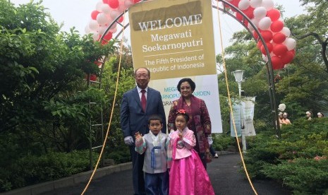 Presiden kelima RI Megawati ketika meresmikan kebun atas namanya di Pulau Jeju, Korea Selatan, Rabu (31/5) waktu setempat.