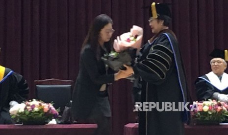 Presiden Kelima RI, Megawati Soekarno Putri dianugerahi Doktor HC keenam, di bidang ekonomi oleh Mokpo National University Korsel.