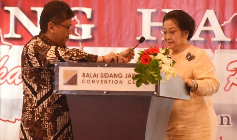 Presiden Kelima RI Megawati Soekarnoputri (kanan) dan Sekjen PDI Perjuangan Hasto Kristiyanto 