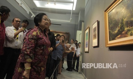 Presiden kelima RI Megawati Soekarnoputri melihat salah satu satu koleksi lukisan Istana Kepresidenan pada pameran lukisan bertajuk Senandung Ibu Pertiwi di Galeri Nasional, Jakarta, Kamis (10/8).