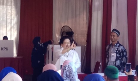 Presiden kelima RI Megawati Soekarnoputri menggunakan hak suara di tps 62 di Kebagusan, Jakarta Selatan.