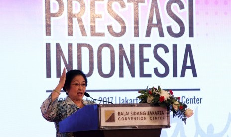 Presiden kelima RI Megawati Sukarnoputri memberikan sambutan saat pembukaan Festival Prestasi Indonesia di Jakarta, Senin (21/8).