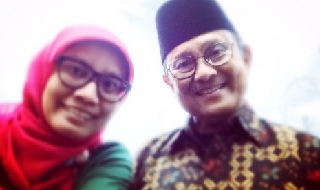 Presiden ketiga RI BJ Habibie (kanan) tampak tersenyum saat diajak selfie oleh wartawan Republika, Reiny Dwinanda.