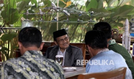 Presiden ketiga RI BJ Habibie (kedua kiri) saat menerima kunjungan calon gubernur DKI Jakarta Agus Harimurti Yudhoyono (kanan) di kediamannya di kawasan Kuningan, Jakarta, Ahad (29/1).