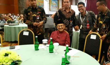 Presiden ketiga RI BJ Habibie menghadiri kegiatan Hari Teknologi Nasional (Hakteknas) di Pekanbaru, Riau, Kamis (9/8). 