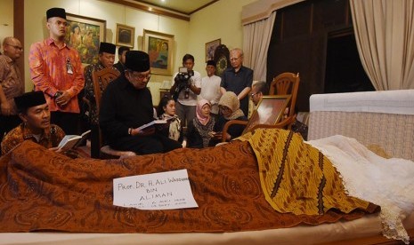 Presiden ketiga RI BJ Habibie (tengah) saat melayat almarhum Menteri Keuangan tahun 1968-1983 Ali Wardhana di rumah duka, Jakarta, Senin (14/9). (Antara/Akbar Nugroho Gumay)