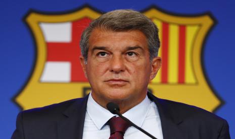 Presiden klub FC Barcelona Joan Laporta menggaruk wajahnya saat konferensi pers di Barcelona, ??Spanyol, Jumat, 6 Agustus 2021.