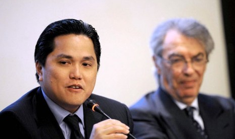   Presiden klub Inter Milan Erick Thohir (kiri) bersama Massimo Moratti saat konferensi pers di Milan, Jumat (15/11).