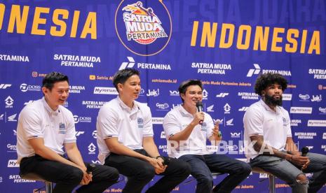 Presiden klub Satria Muda Pertamina (SM Pertamina) Baim Wong (kedua kanan) bersama Wakil Presiden klub Rony Gunawan (kedua kiri), Pelatih Kepala Youbel Sondakh (kiri) dan Pebasket Elijah Foster (kanan) menjawab pertanyaan pada jumpa pers di BritAma Arena, Jakarta, Selasa (11/1/2022). SM Pertamina memperkenalkan susunan tim untuk mengikuti Indonesian Basketball League (IBL) 2022 yang kembali diperkuat oleh dua pemain asing asal Amerika, Elijah Foster dan William Tinsley serta beberapa pemain muda dengan target juara pada musim ini. 