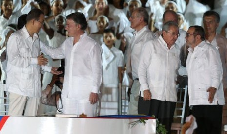 Presiden Kolombia Juan Manuel Santos (kedua kiri) berbicara dengan Sekjen PBB Ban Ki-moon. Presiden Kuba Raul Castro (kedua kanan) berbicara dengan pemimpin FARC Rodrigo Londono dalam penandatanganan kesepakatan damai, Senin, 26 September 2016.