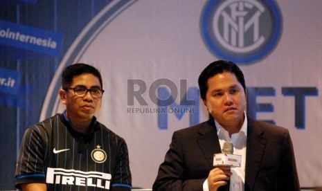  Presiden Komisaris Mahaka Group yang juga Presiden Klub Intermilan Erick Thohir dan CEO PT Mahaka Media Tbk Adrian Syarkawie memberikan keterangan saat Launching Digital Assets F.C Internazionale di Jakarta, Kamis (11/9). 