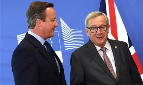 Presiden Komisi Eropa Jean-Claude Juncker (kanan), berbicara dengan Perdana Menteri Inggris David Cameron menjelang pertemuan di markas Uni Eropa di Brussels, Selasa, 28 Juni 2016.