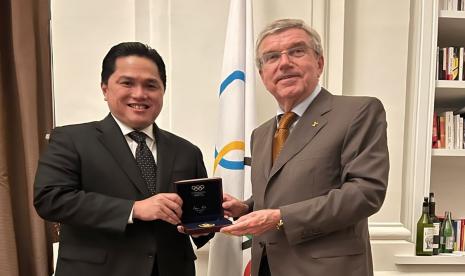 Presiden Komite Olimpiade Internasional (IOC) Thomas Bach (kanan) bersama IOC Member Erick Thohir. 