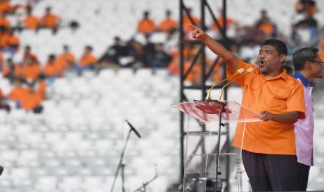 Presiden Konfederasi Serikat Pekerja Indonesia (KSPI) yang juga Ketua Umum Partai Buruh Said Iqbal berorasi saat aksi May Day Fiesta 2022 di Stadion Utama Gelora Bung Karno, Jakarta, Sabtu (14/5/2022). Partai Buruh bersama Gerakan Buruh Indonesia memperingati Hari Buruh Internasional dengan menggelar aksi May Day Fiesta dengan membawa 18 tuntutan diantaranya menolak Omnibus law UU Cipta Kerja, penurunan harga bahan pokok dan BBM, dan penolakan upah murah. 