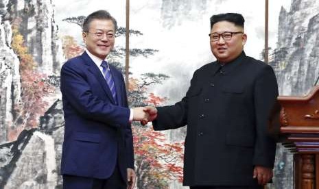 Pemimpin tertinggi Korea Utara Kim Jong-un (kanan) dan Presiden Korea Selatan Moon Jae-in.