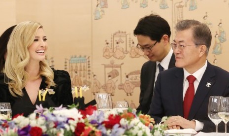 Presiden Korea Selatan Moon Jae-in (kanan) berbicara dengan Ivanka Trump. 