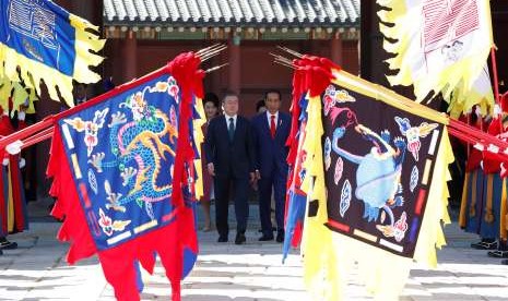 Presiden Korea Selatan Moon Jae-in (tengah kiri) dan Presiden Indonesia Joko Widodo (tengah kanan) menginspeksi penjaga kehormatan saat upacara penyambutan di istana Changdeokgung di Seoul, Korea Selatan, Senin (10/9).