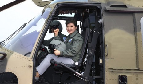 Presiden Korea Selatan Park Geun-hye berpose di dalam helikopter Surion milik Angkatan Darat Korea Selatan, saat upacara merayakan penggunaan helikopter tersebut di Sekolah Penerbangan Angkatan Darat di Nonsan, sekitar 190 km selatan Seoul, Rabu (22/5).   