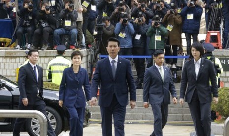 Presiden Korea Selatan yang dimakzulkan Park Geun-hye (kedua dari kiri) tiba di Pengadilan Distrik Pusat Seoul untuk mendengarkan permintaan jaksa atas skandal korupsi yang melilitnya, 30 Maret 2017. 