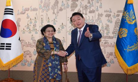 Presiden Korea Selatan Yoon Suk Seol melakukan pertemuan dengan Presiden RI Kelima Megawati Soekarnoputri di Istana Kepresidenan Korea di Kota Seoul.