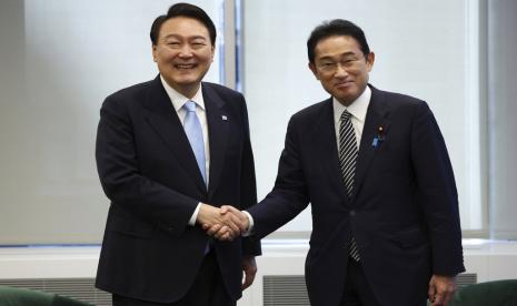 Presiden Korea Selatan Yoon Suk Yeol, kiri, berjabat tangan dengan Perdana Menteri Jepang Fumio Kishida sebelum pertemuan mereka di New York, Rabu, 21 September 2022. Yoon dan Kishida sepakat untuk mempercepat upaya untuk memperbaiki hubungan yang renggang atas pemerintahan kolonial Jepang di masa lalu. Semenanjung Korea saat mereka mengadakan pembicaraan puncak pertama negara mereka dalam hampir tiga tahun di sela-sela Sidang Umum PBB di New York, pejabat Seoul mengatakan Kamis, 22 September 2022.