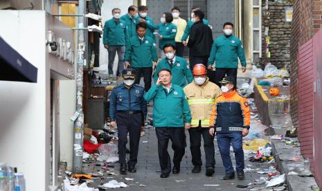 Presiden Korea Selatan Yoon Suk Yeol, kiri tengah, mengunjungi lokasi di mana puluhan orang tewas dan terluka di Seoul, Korea Selatan, Ahad, 30 Oktober 2022, setelah massa yang sebagian besar anak muda yang merayakan perayaan Halloween terjebak dan tertimpa reruntuhan. kerumunan melonjak ke gang sempit. 