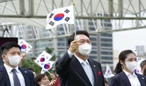 Presiden Korea Selatan Yoon Suk Yeol mengibarkan bendera nasional selama upacara untuk merayakan Hari Pembebasan Korea dari penjajahan Jepang pada tahun 1945, di alun-alun kantor kepresidenan di Seoul, Korea Selatan, Senin, 15 Agustus 2022.