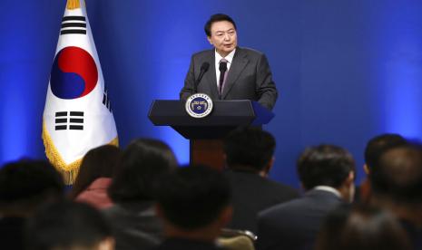 Presiden Korea Selatan Yoon Suk Yeol menyampaikan pidato dalam konferensi pers untuk menandai 100 hari pertamanya menjabat di kantor kepresidenan di Seoul, Korea Selatan, Rabu, 17 Agustus 2022. pencegah nuklirnya sendiri dalam menghadapi ancaman nuklir Korea Utara yang semakin meningkat, saat ia mendesak Korea Utara untuk kembali ke dialog yang bertujuan untuk menukar langkah-langkah denuklirisasi demi keuntungan ekonomi.