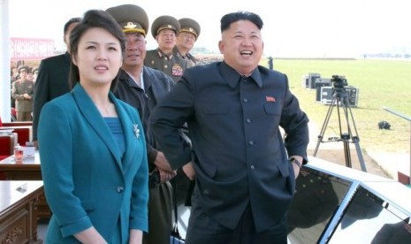 Presiden Korea Utara Kim Jong-un (kanan) bersama istrinya, Ri Sol-ju (kiri).