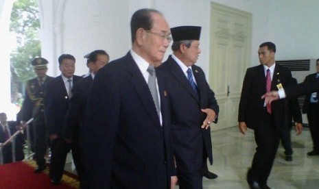 Presiden Korea Utara, Kim Yong Nam disambut Presiden Susilo Bambang Yudhoyono saat kunjungan kenegaraannya di Indonesia, Selasa (15/5).