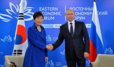 Presiden Korsel Park Geun-hye bertemu dengan Presiden Rusia Vladimir Putin dalam Eastern Economic Forum di Rusia.