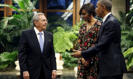 Presiden Kuba Fidel Castro menyambut Presiden AS Barack Obama dan istrinya dalam jamuan di istananya di Havana, Kuba, (22/3).