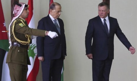 Presiden Lebanon Michel Aoun (tengah) dan Raja Yordania Abdullah II (kanan) saat upacara resmi di Bandara Marka di Amman, Yordania, Selasa, 14 Februari 2017.