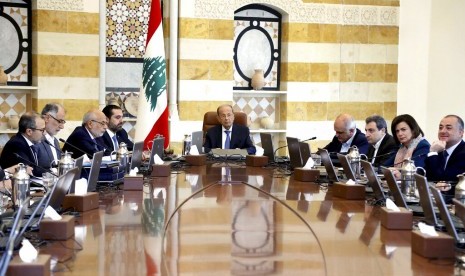 Presiden Lebanon Michel Aoun (tengah) memimpin rapat kabinet di istana negara di Baabda, timur Beirut, Lebanon, Senin (21/10). Pemerintah mengajukan rencana reformasi untuk mengatasi protes dan krisis ekonomi.