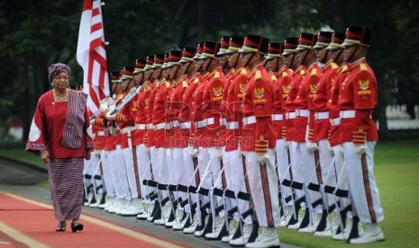  Presiden Liberia Ellen Johnson Sirleaf (kiri) mengikuti prosesi upacara penyambutan di Istana Merdeka, Jakarta, Senin ( 25/3).  (Republika/Aditya Pradana Putra) 