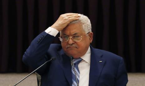  Presiden Mahmoud Abbas memberi isyarat selama pertemuan dengan kepemimpinan Palestina untuk membahas kesepakatan Uni Emirat Arab dengan Israel untuk menormalisasi hubungan, di kota Ramallah Tepi Barat pada hari Selasa, 18 Agustus 2020.