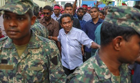 Presiden Maladewa Abdulla Yameen dikeliling pengawalnya di Male, Maladewa, Sabtu (3/2).