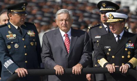 Presiden Meksiko Andres Manuel Lopez Obrador (tengah).