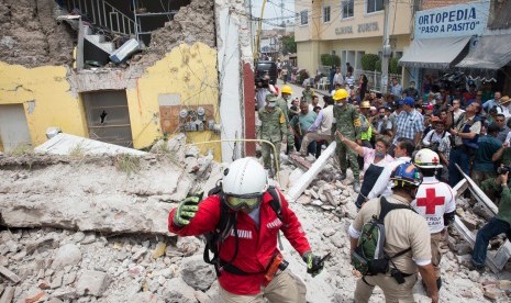 Presiden Meksiko Enrique Pea Nieto (tengah kanan) sat berkunjung ke salah satu lokasi gempa di Jojutla, Morelos, Rabu (20/9).