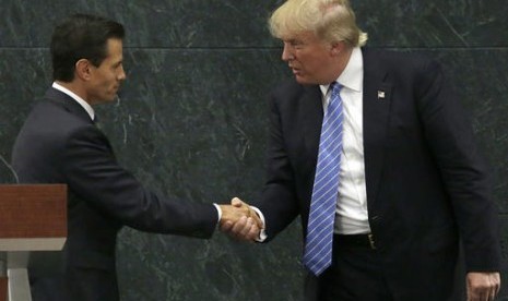 Presiden Meksiko Enrique Pena Nieto dan calon presiden AS Donald Trump bersalaman usai konferensi pers bersama di Los Pinos, kediaman resmi presiden, di Mexico City, Rabu, 31 Agustus 2016.