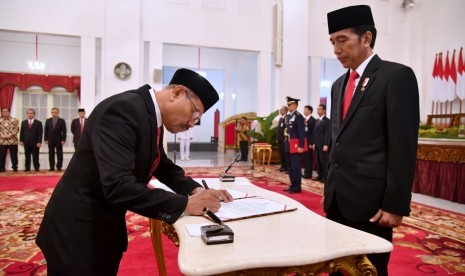 Presiden melantik Muhammad Akhyar Adnan sebagai anggota Badan Pengelolaan Keuangan Haji (BPKH).