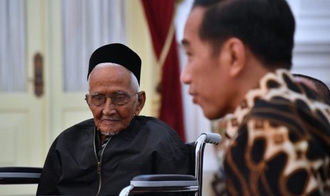 Presiden menerima Nyak Sandang, pria 91 tahun asal Aceh di Istana Merdeka pada Rabu, 21 Maret 2018.