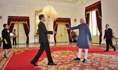 President Joko Widodo and Indian Vice President Mohammad Hamid Ansari 