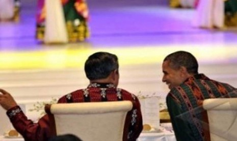 Presiden mengenakan kemeja berbahan kain tenun ikat merahmerah sedang berbincang dengan Presiden AS yang mengenakan kemeja tenun ikat hijau pada jamuan makan malam kenegaraan