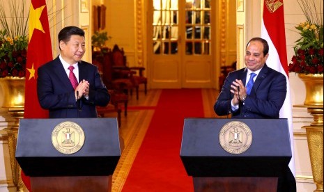 Presiden Mesir Abdel-Fattah el-Sisi (kanan) dan Presiden China Xi Jinping, saat bertemu di Istana Presiden di Kairo, Mesir, Kamis (21/1).